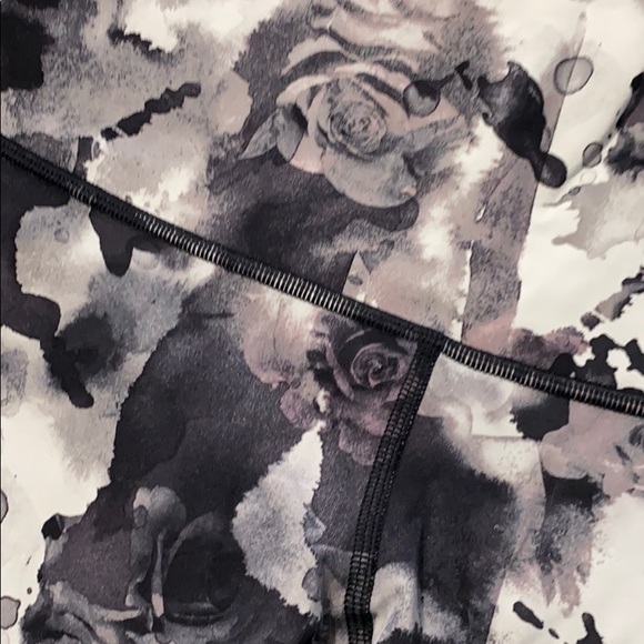 Black and white floral cropped lulu lemon leggings - Picture 2 of 4